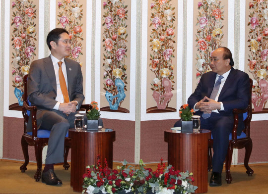 이재용 삼성전자 부회장(왼쪽)은 28일 오전 서울 남산 그랜드하얏트호텔에서 응우옌 쑤언 푹 베트남 총리와 면담하고 삼성의 베트남 사업에 대해 논의했다.    연합뉴스